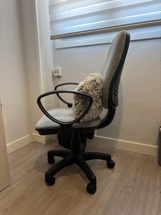 Silla de oficina gris con ruedas