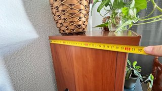 Vitrina curva de madera y cristal