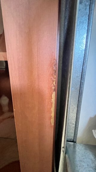 Vitrina curva de madera y cristal