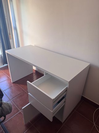 Escritorio blanco casi nuevo