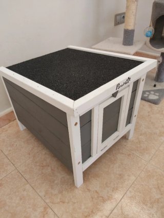 Caseta para gatos PawHut con rascador