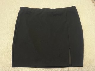 Falda negra con abertura