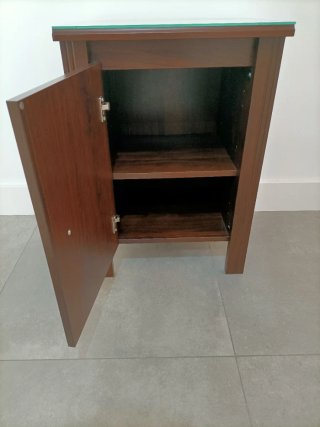 Mesita de noche de madera con cristal protector