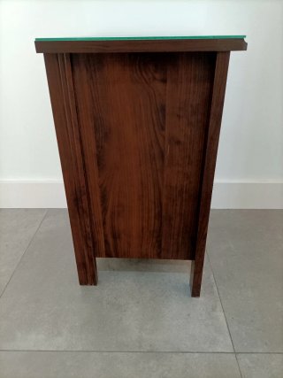 Mesita de noche de madera con cristal protector