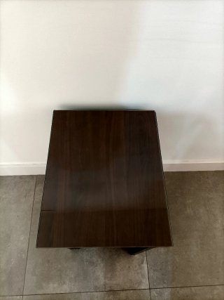 Mesita de noche de madera con cristal protector