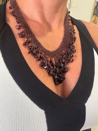 Collar de piedras granate