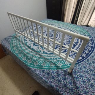 Barrera protectora de madera para cama infantil