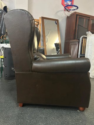 Sillón de cuero marrón tipo Chester