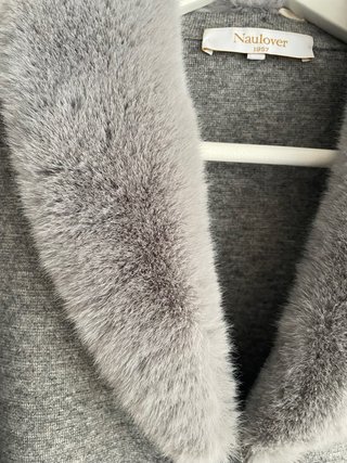 Chaqueta Naulover gris con cuello de pelo