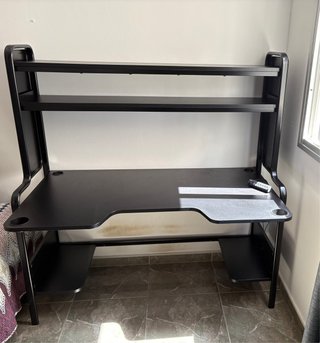 Escritorio negro con estantes