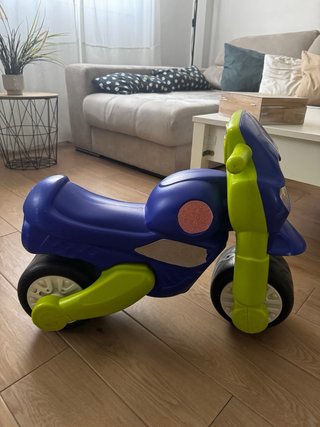 Moto corre pasillos azul y verde