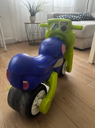 Moto corre pasillos azul y verde
