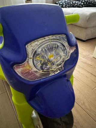 Moto corre pasillos azul y verde