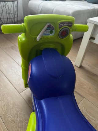 Moto corre pasillos azul y verde