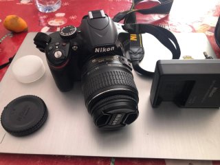 Cámara Nikon DSLR con cargador