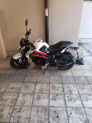 Moto Naked Blanca y Negra