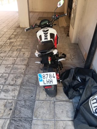 Moto Naked Blanca y Negra