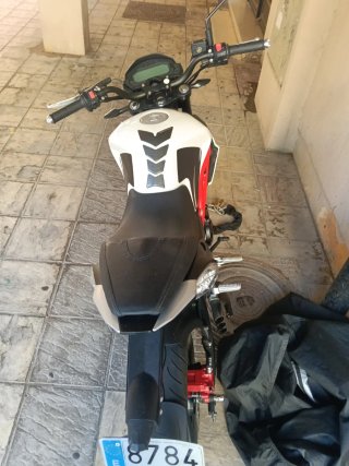 Moto Naked Blanca y Negra