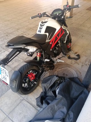 Moto Naked Blanca y Negra