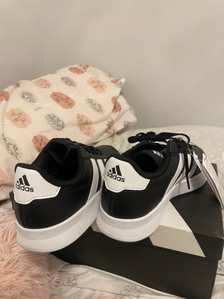 Zapatillas Adidas Negras y Blancas