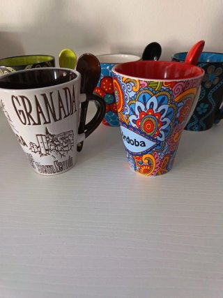 Tazas de cerámica con cuchara