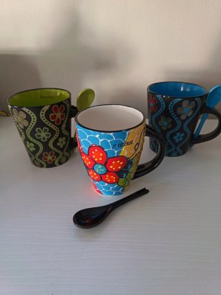 Tazas de cerámica con cuchara