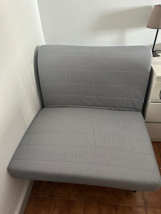 Butaca-cama gris plegable