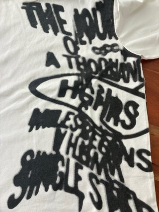 Camiseta Blanca con Estampado Negro