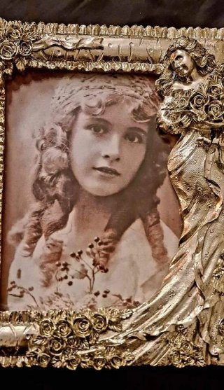 Cornice portafoto con figura femminile sinuosa
