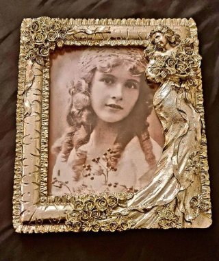 Cornice portafoto con figura femminile sinuosa