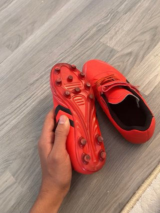 Zapatillas de fútbol Hummel rojas y negras