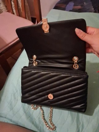 Bolso de fiesta negro con cadena dorada