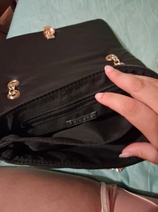 Bolso de fiesta negro con cadena dorada