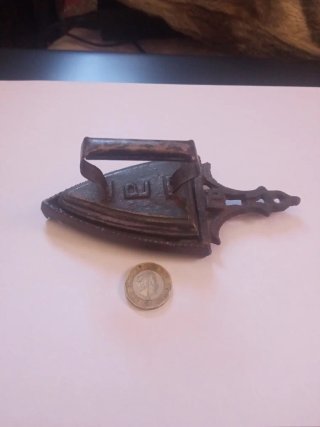 Mini plancha antigua y soporte