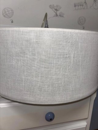 Lámpara de techo beige y blanca