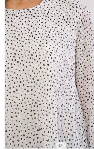 Blusa blanca y negra con lunares