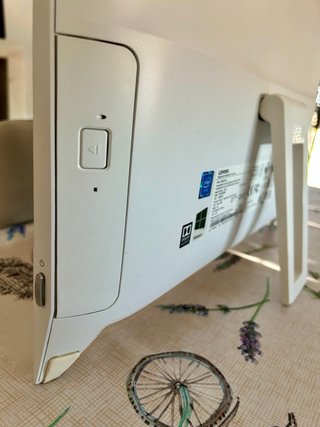 Lenovo All in One Blanco con Windows 10.