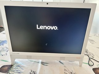 Lenovo All in One Blanco con Windows 10.