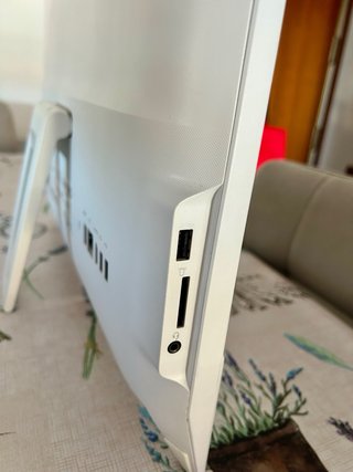 Lenovo All in One Blanco con Windows 10.