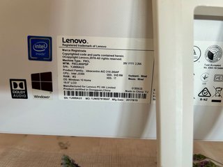 Lenovo All in One Blanco con Windows 10.
