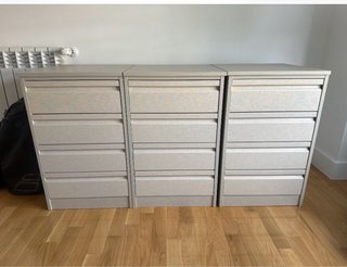 Cajonera beige de madera. NO son de ikea