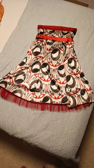 Vestido estampado multicolor con tul rojo