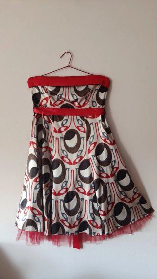 Vestido estampado multicolor con tul rojo