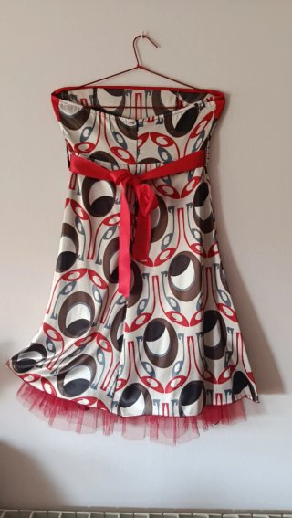 Vestido estampado multicolor con tul rojo