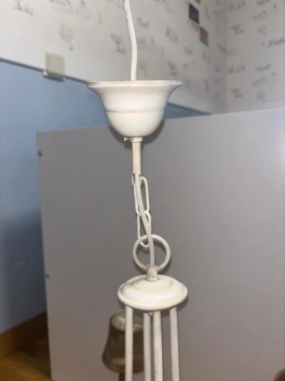 Lámpara de techo colgante dorada y blanca