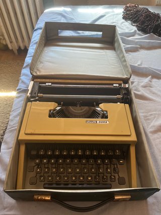 Olivetti Dora con maletín