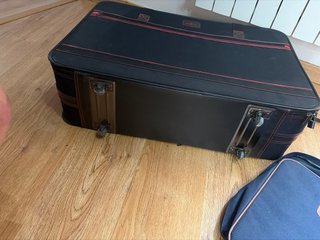 Maletas de viaje negras con detalles rojos