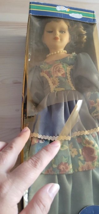 Muñeca de porcelana con vestido floral