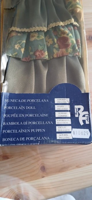 Muñeca de porcelana con vestido floral