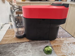 Cafetera Nespresso Vertuo Roja y Negra